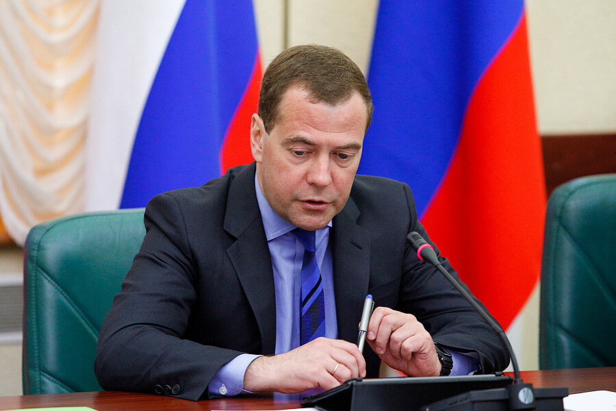 СМИ: Медведев стал главным редактором новых школьных учебников