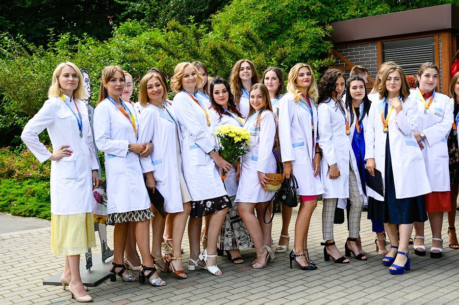 Как проходит вручение дипломов выпускникам БФУ в Ботаническом саду (фото)