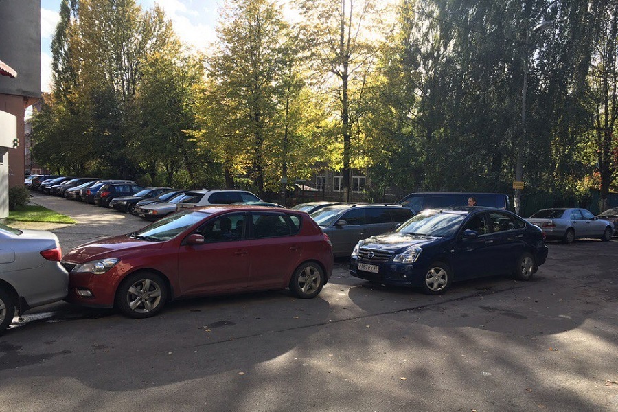В Малом переулке «Ниссан» врезался в припаркованную машину, а та — в соседнюю (фото)