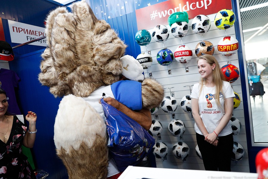 Шапка-ушанка в подарок и селфи с Забивакой: бразилец Кафу прилетел в Калининград