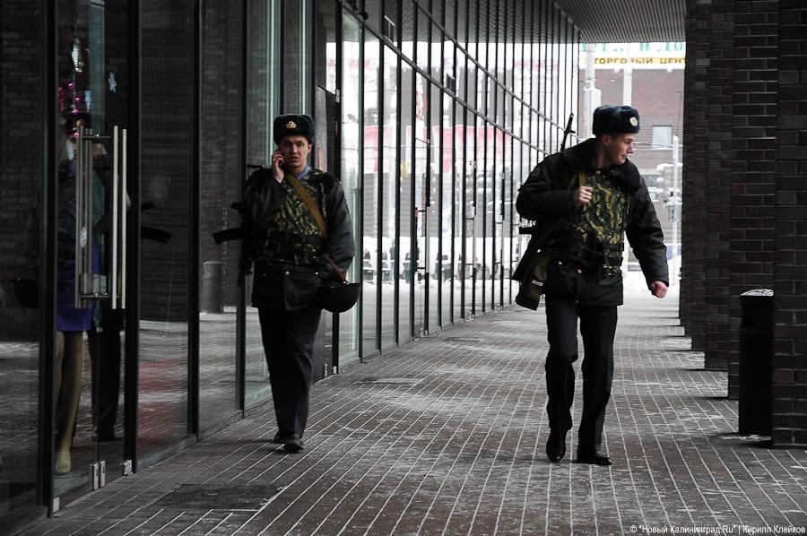 «Бомбой» у ТЦ «Акрополь» оказался пакет с часами и штанами (фото)