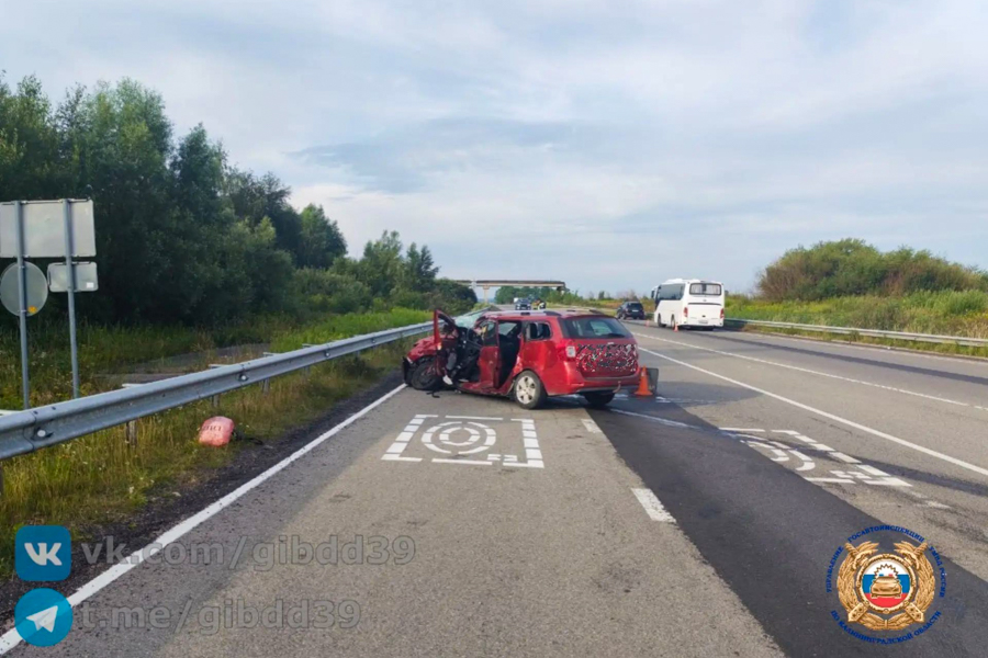 В Гурьевском округе произошло ДТП со служебным автобусом (фото)