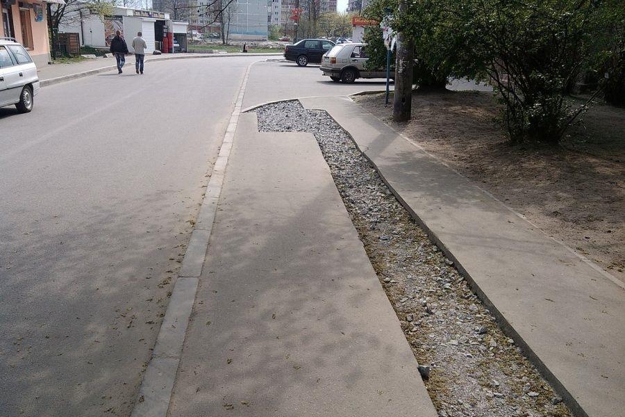 Отремонтированная дорога в пос. Космодемьянского провалилась в трех местах (фото)