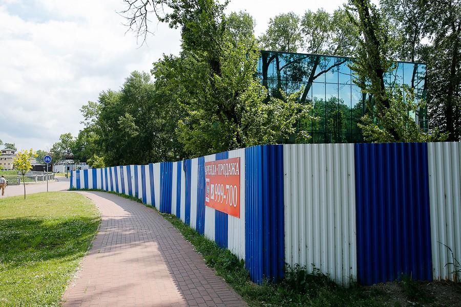 Калининградское чудо: застройщик гостиницы не вырубает, а благоустраивает 2 сквера (фото)