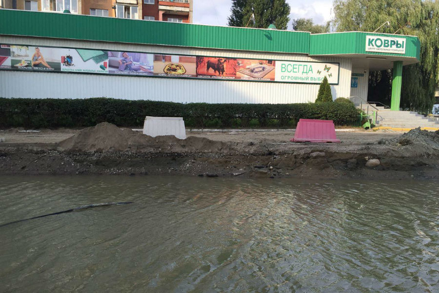 Остров невезения: строители опять устроили на Октябрьском потоп (фото)