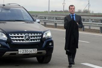 Медведев опробовал новую очередь Приморского кольца за рулем "Мерседеса"