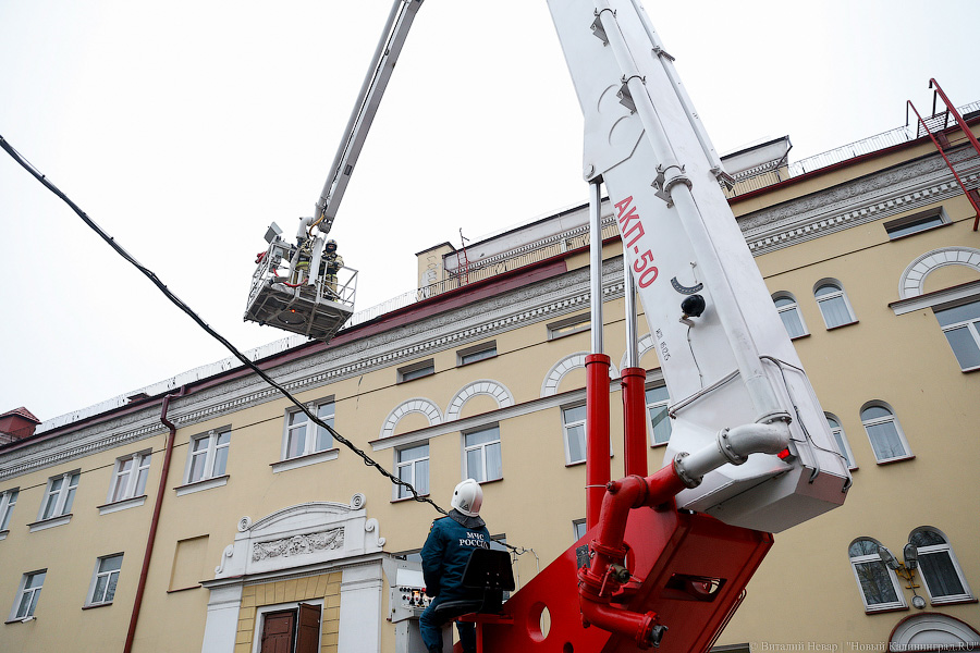 Изображая жертву: актеры драмтеатра «подыграли» пожарным на учениях (фото)
