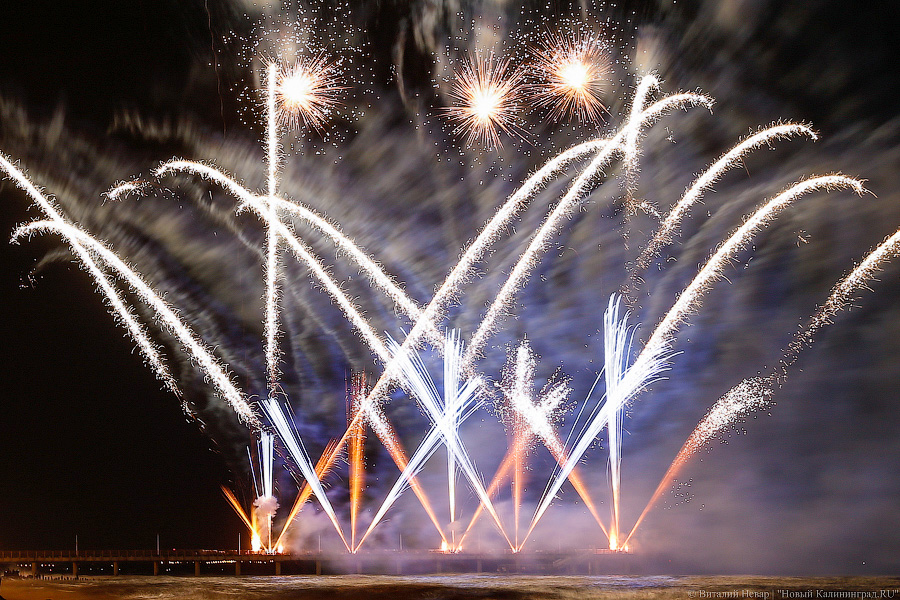 Небо, море и огни: в Зеленоградске стартовал чемпионат фейерверков