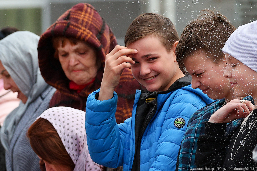 В брызгах святой воды: освящение пасхального угощения в соборе Христа Спасителя (фото)