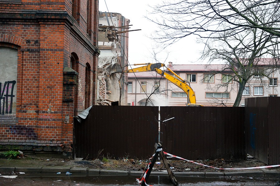 Экскаватором по Гёте: как сносят довоенное здание на Томской (фото, видео)
