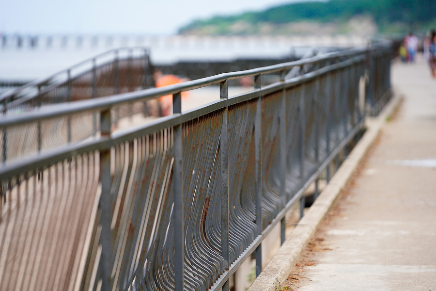 Ржавое настоящее: как выглядит променад рядом с госрезиденцией в Пионерском