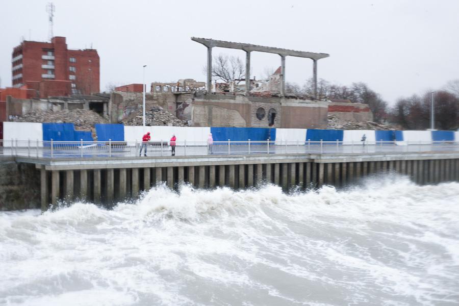Добить «Ксавьером»: променад в Зеленоградске оказался не готов к зимним штормам