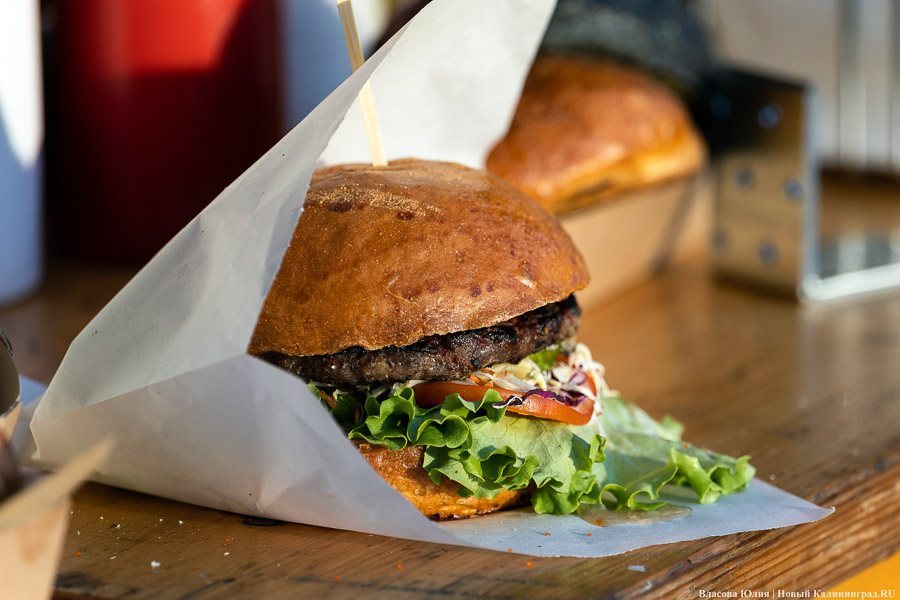 А-ля Новый год: в Зеленоградске «Фиштивалем» в апреле открыли курортный сезон (фото)