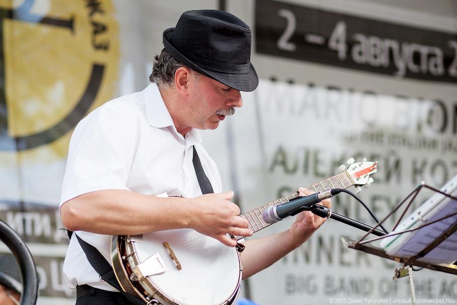 Джаз для вас: фоторепортаж с «Джаз-фонтана» у драмтеатра