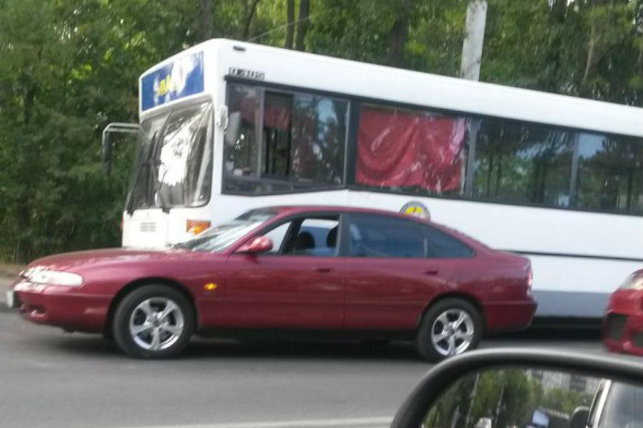 На Киевской столкнулись легковушка и автобус, собирается пробка (фото)