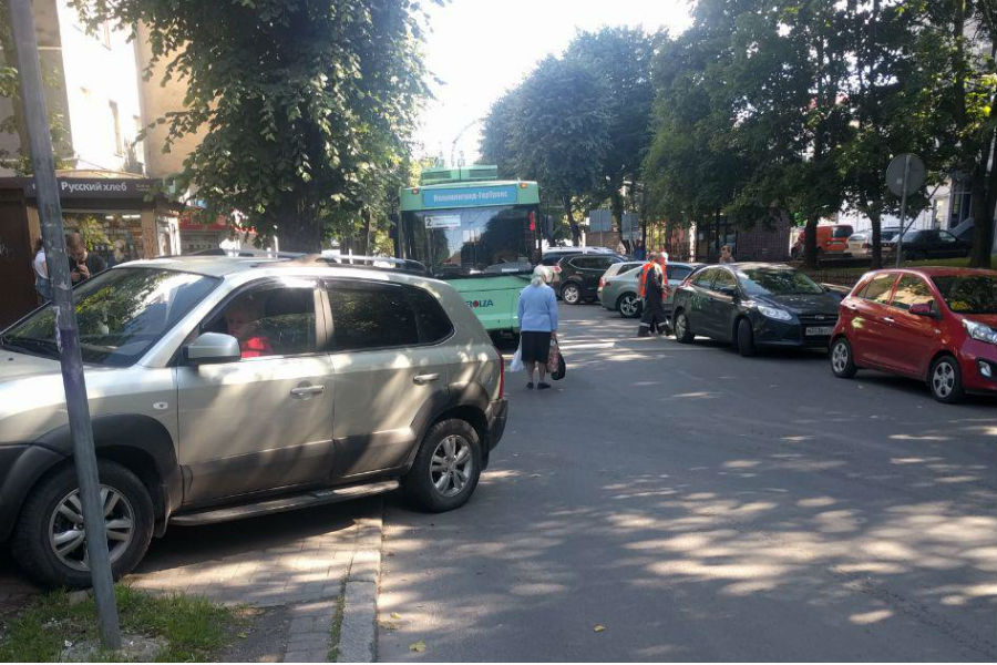 Из-за ДТП с троллейбусом на Леонова частично блокировано движение (фото)