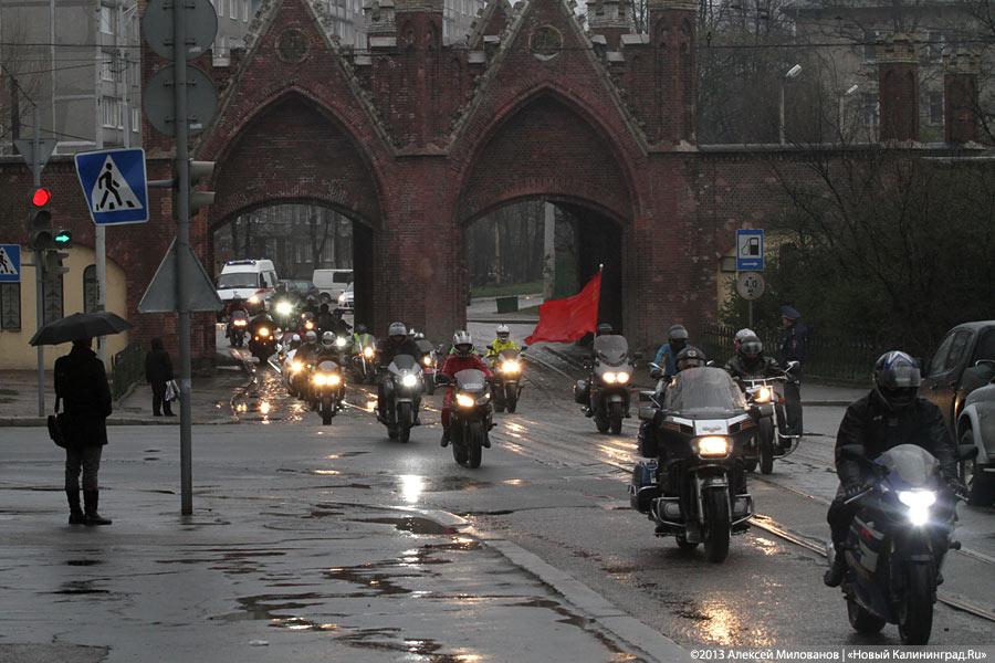 «С венком и шумом на Бранёво»: калининградская делегация отправилась в Польшу