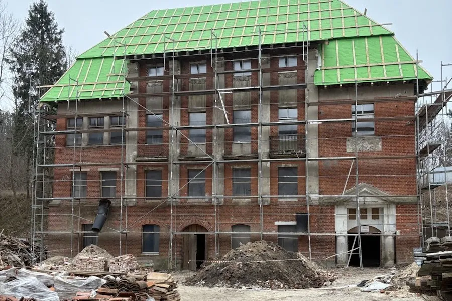 Работы по восстановлению исторического вокзала в Отрадном не ведутся уже полгода