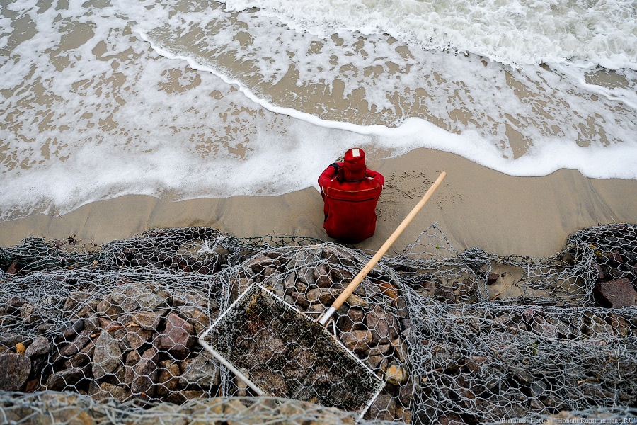 Штормовой камень: как калининградцы на побережье ловят в сети янтарь