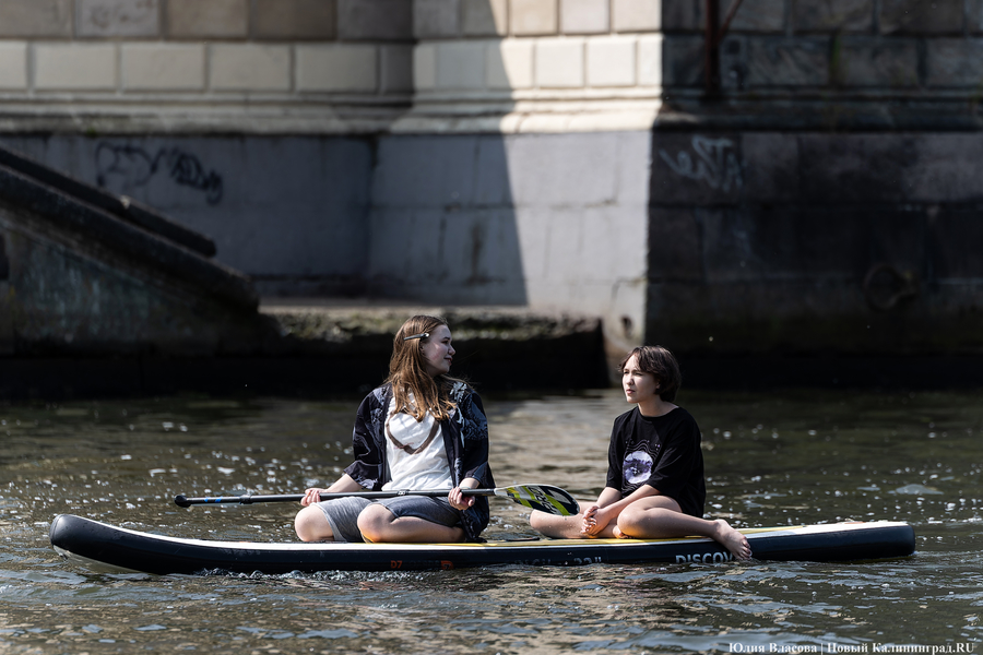 Царевны и богатыри на сапах: как в Калининграде прошёл костюмированный заплыв (фото)