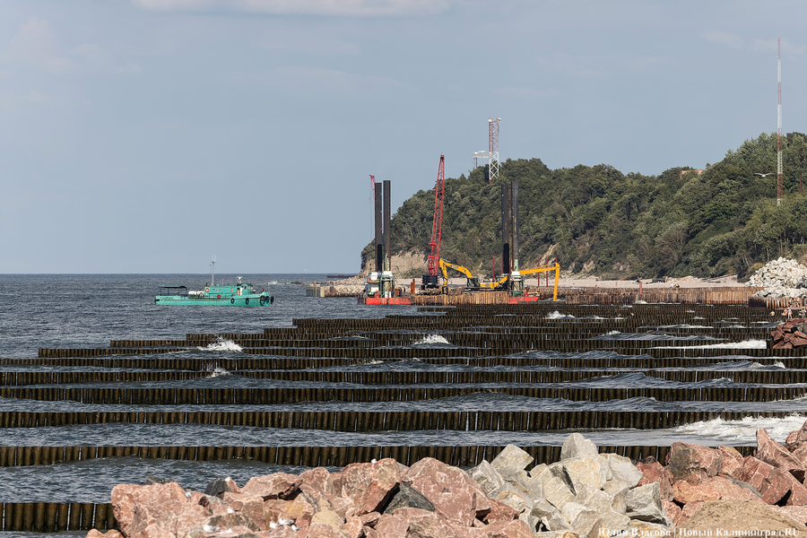 С видом на море и стройку: как выглядит пляж в Светлогорске этим летом