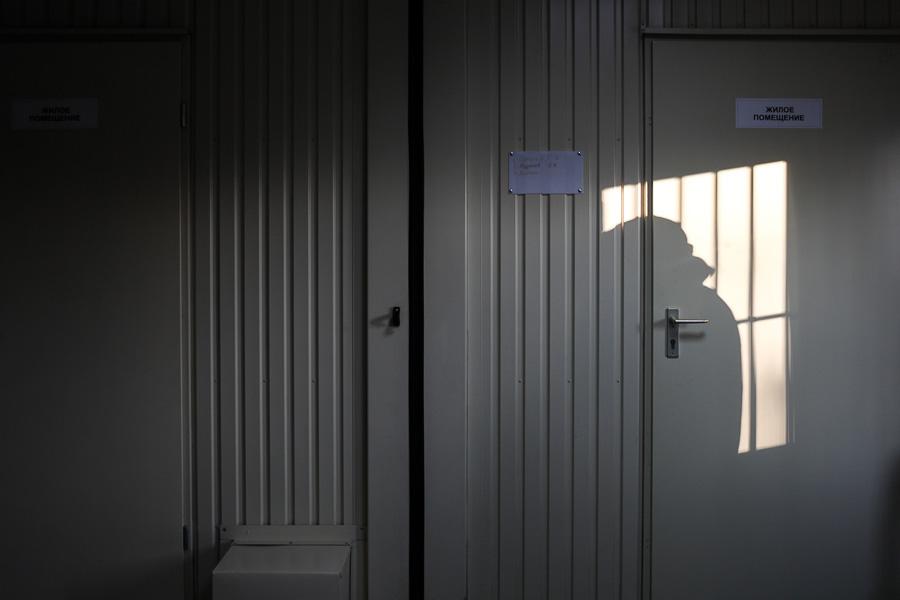 Уют за колючей проволокой: что ждет иностранцев, попавших в миграционный центр