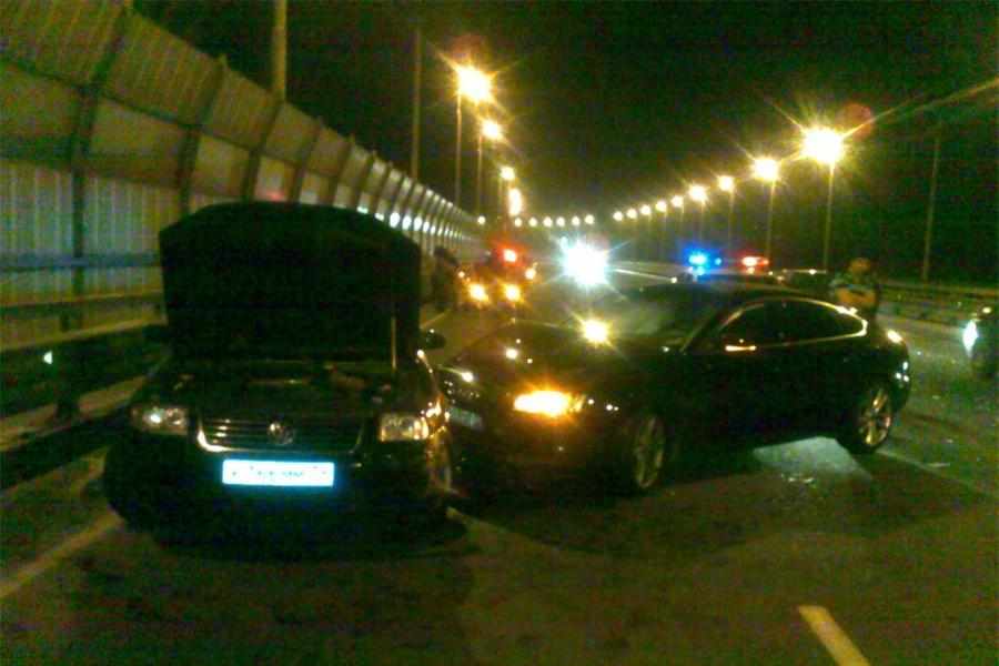 На второй эстакаде столкнулись две машины, пассажир одного из автомобилей разбил лоб (фото)