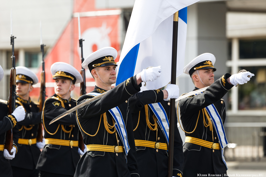 Под Знаменем Победы: в центре Калининграда прошел военный парад (фото)