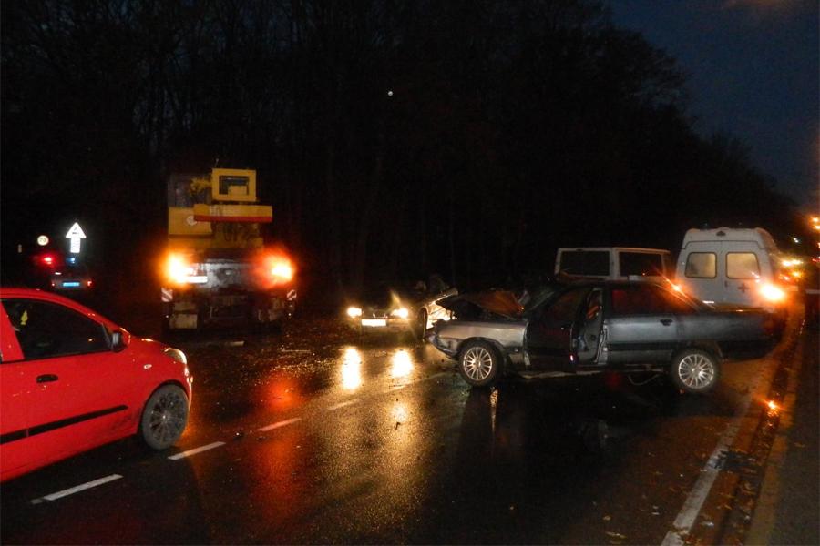 На Мамоновском шоссе в ДТП с участием автокрана пострадали три человека (фото)