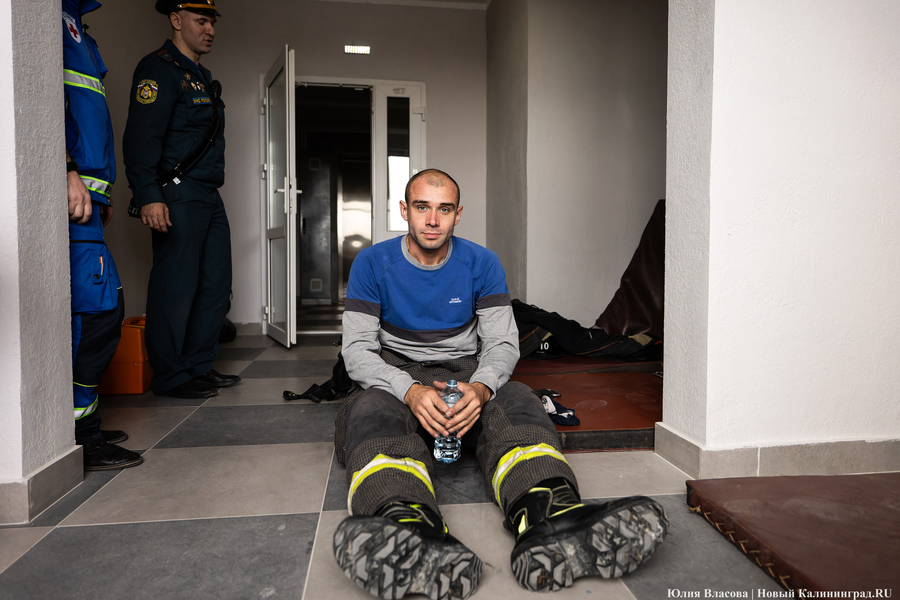 За три минуты на 25-й этаж: у пожарных прошли соревнование по скоростному подъёму (фото)