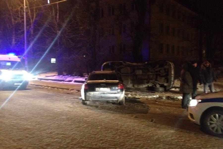 В Калининграде во время ДТП перевернулся автомобиль (фото)