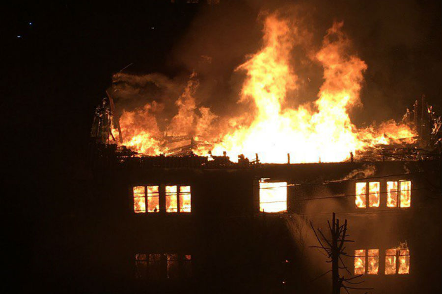 Очевидцы: в Калининграде на улице Красносельской горит двухэтажный дом (фото)