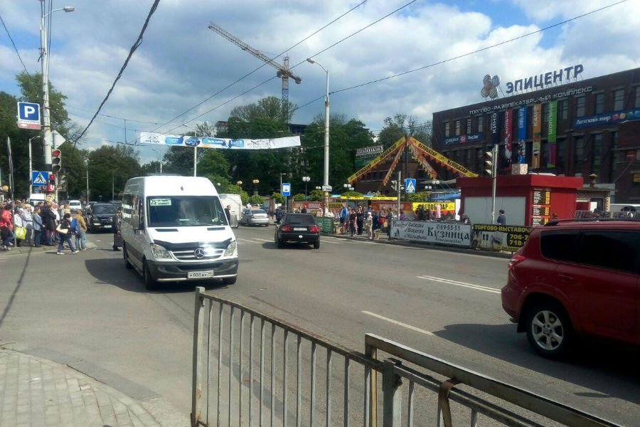 На Горького «Ауди» столкнулась с маршруткой, движение затруднено (фото)