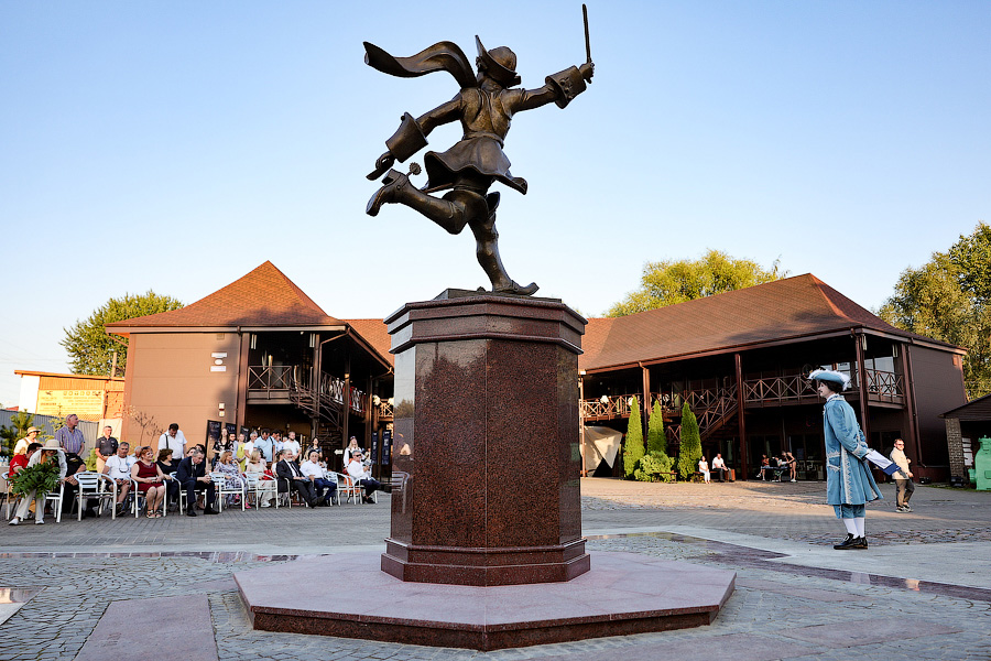 И Пётр I такой молодой: во Фридрихсбургских воротах установили скульптуру Зураба Церетели (фото)