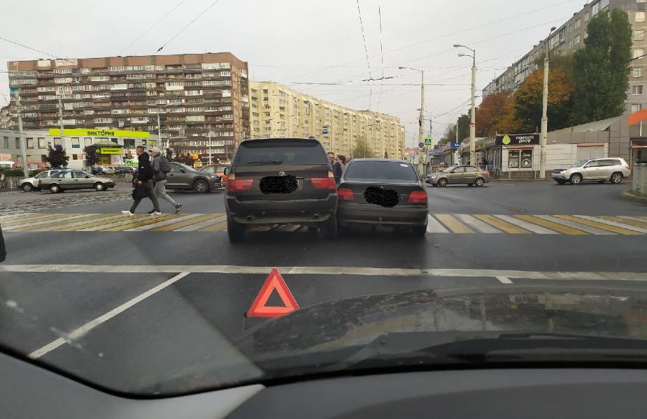 На 9 Апреля притерлись два «БМВ» и перекрыли часть дороги (фото)