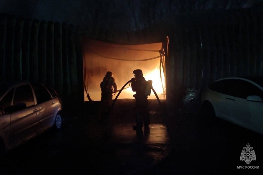 Прокуратура: при пожаре в автосервисе повреждено более 10 автомобилей