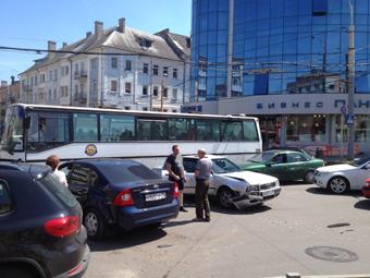 На перекрестке Ленпроспекта и ул. Багратиона столкнулись два автомобиля (фото)
