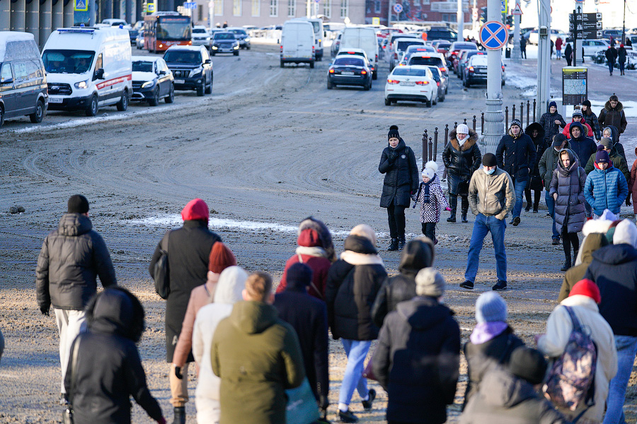 «Насладиться» зимой: во что превратились дороги в Калининграде после снегопада (фото)