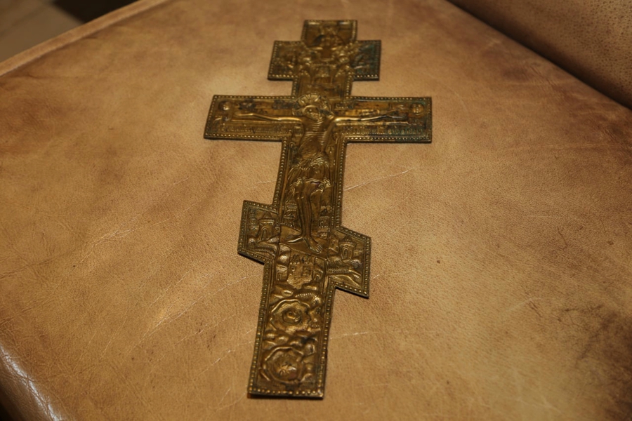 Калининградская таможня отдала властям крест XIX века (фото)