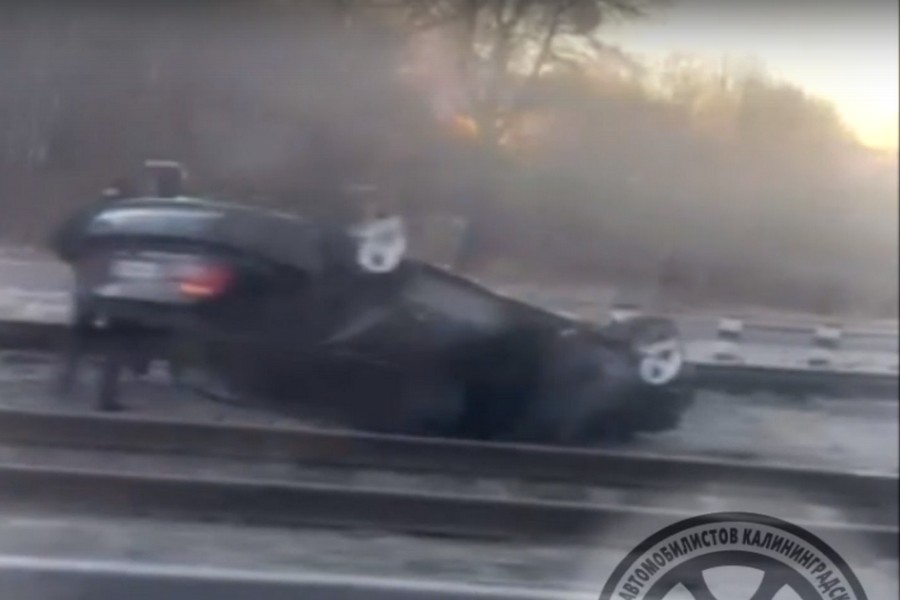 В Балтийске «БМВ» перелетел через ж/д пути и перевернулся (видео)