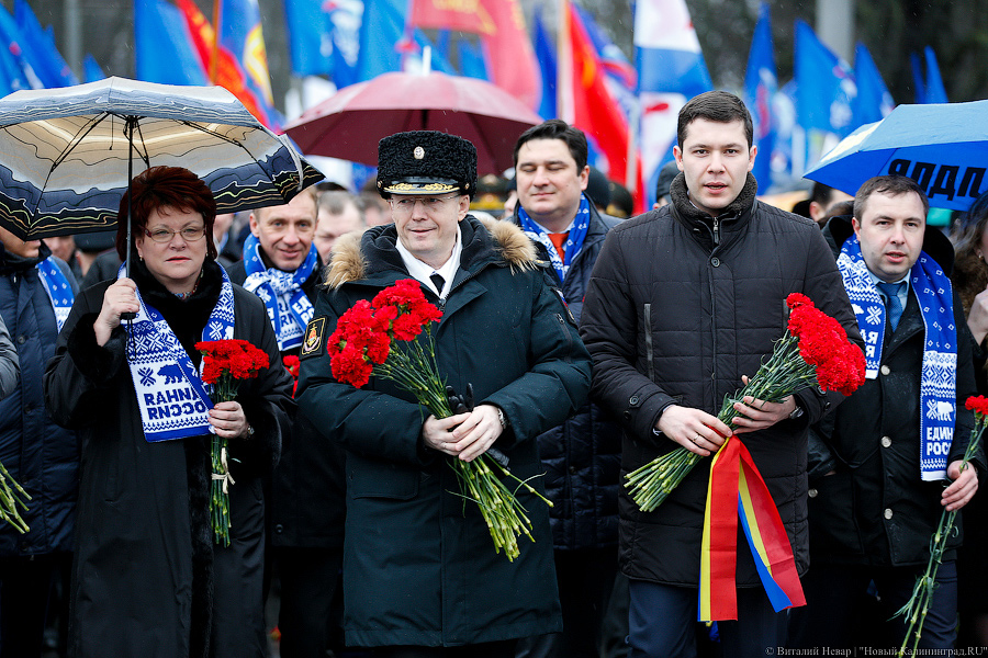  Лица защитников: как калининградские ВИПы возлагали цветы