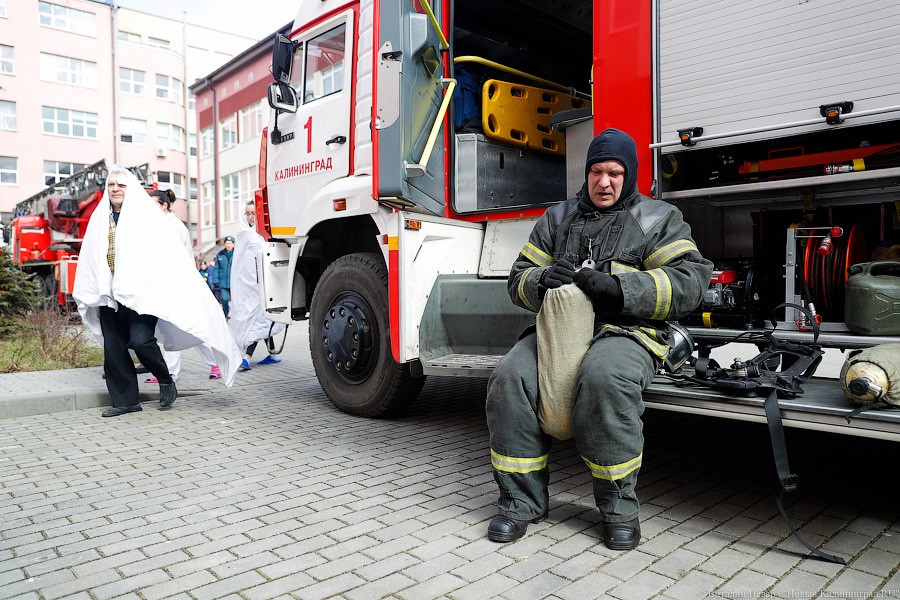 Полеты наяву: сотрудники МЧС «потушили» отделение микрохирургии глаза