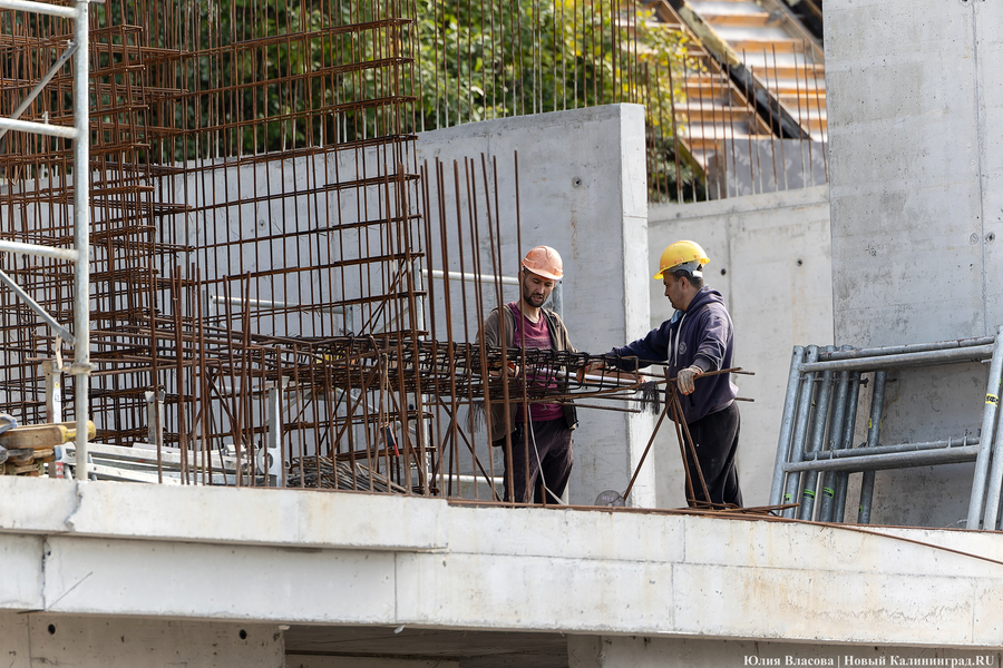 С видом на море и стройку: как выглядит пляж в Светлогорске этим летом