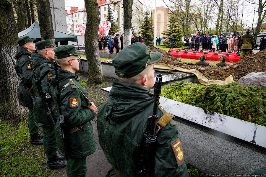 В Чкаловске перезахоронили останки советских воинов: фоторепортаж «Нового Калининграда»