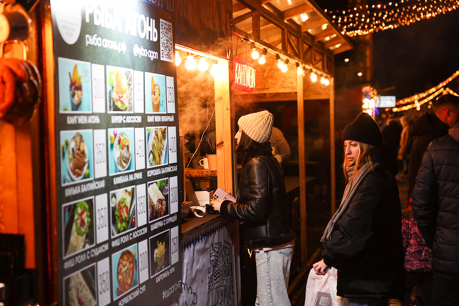 Гастрономическая шаурма и другие: на острове Канта открылась новогодняя ярмарка (фото)