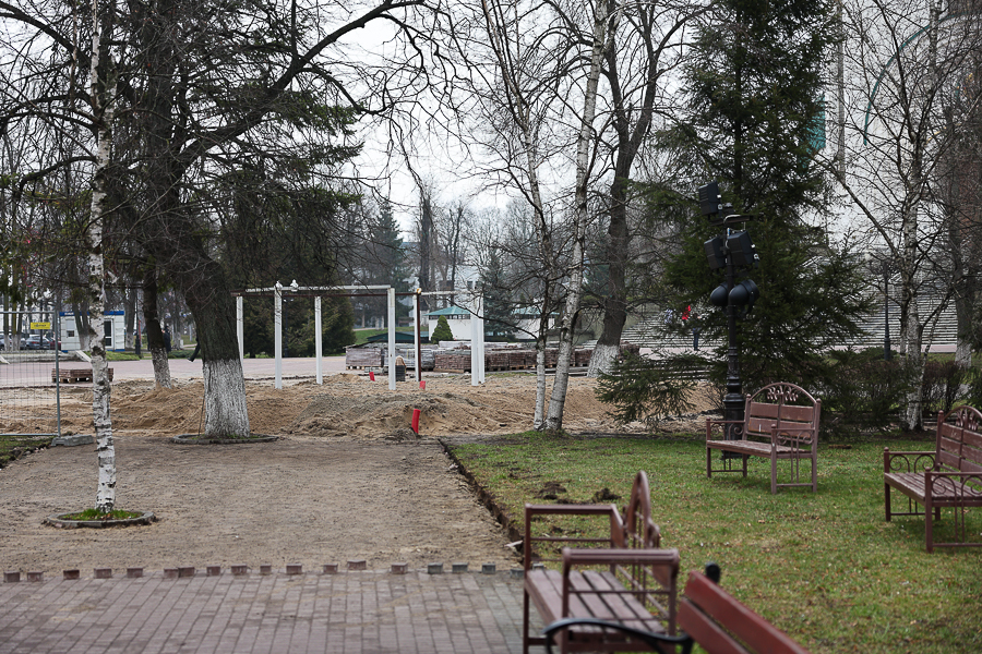 Дотянули до последнего: как выглядит площадь Победы после зимы (фото)