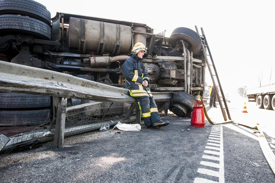 В Литве перевернулся калининградский грузовик с макулатурой (фото)