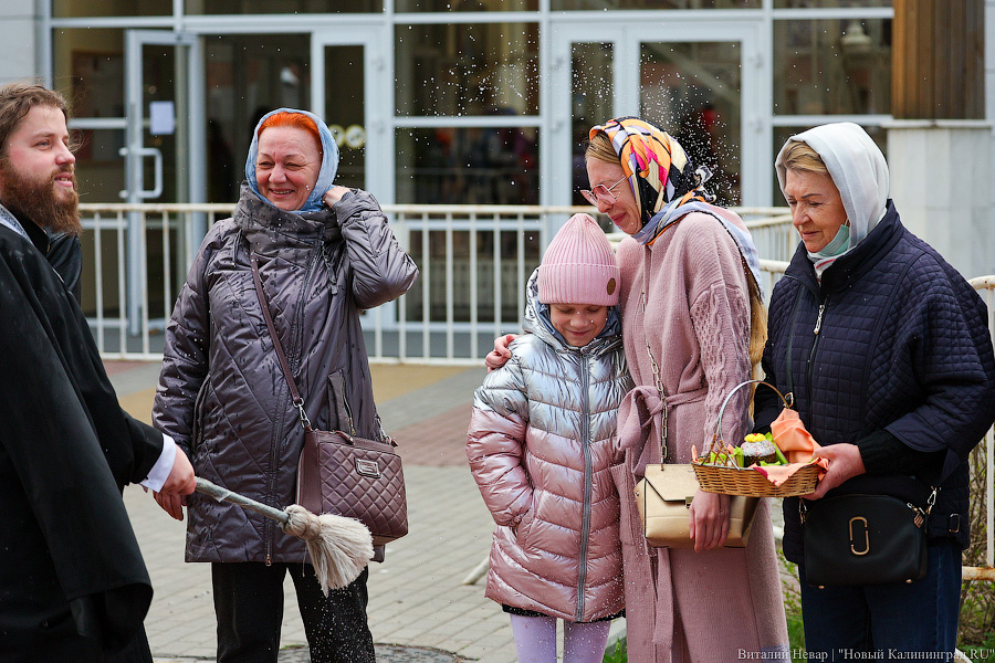 В брызгах святой воды: освящение пасхального угощения в соборе Христа Спасителя (фото)
