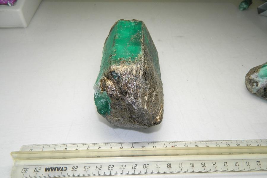 Янтарный комбинат добыл на Урале килограммовый изумруд (+фото)