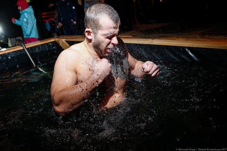 Окунулся, перекрестился: как прошли Крещенские купания в Калининграде (фото)